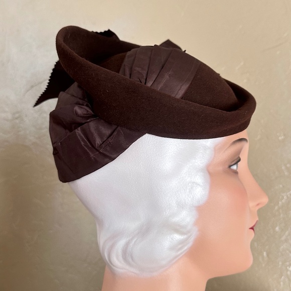 COVETED AND REGISTERED DESIGNER 1940s' BROWN FELT & TAFFETA TILT HAT - Picture 7 of 12
